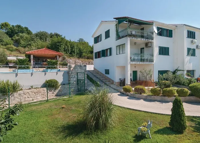 Two-bedroom In Apartamento Mravince